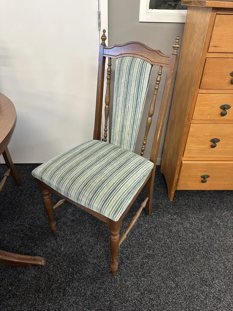Round Top Mahogany Dining Table, Single Pedestal Base (75 x 106cm) With Four Blue & Cream Striped Fabric Chairs Image 1++