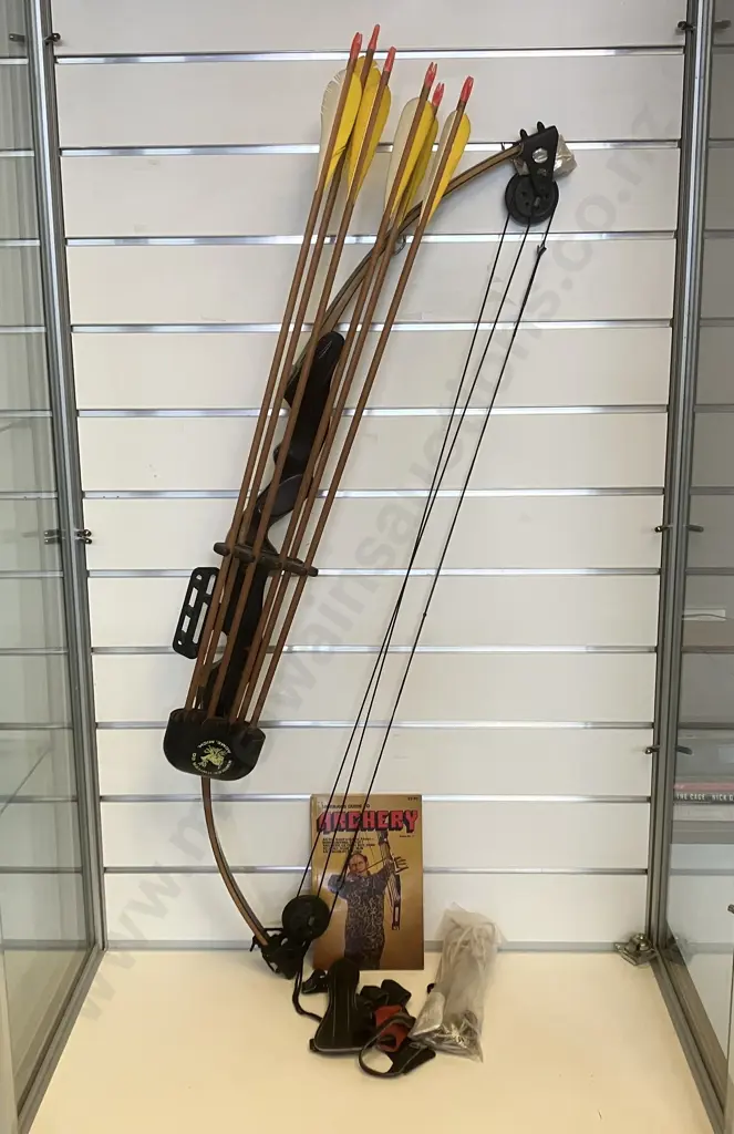 Proline Cyclone II Model 10-250 Compound Bow, Kwikee Kwiver, 6 x Arrows, Murrays Guide To Archery #11, Accessories Image 1++