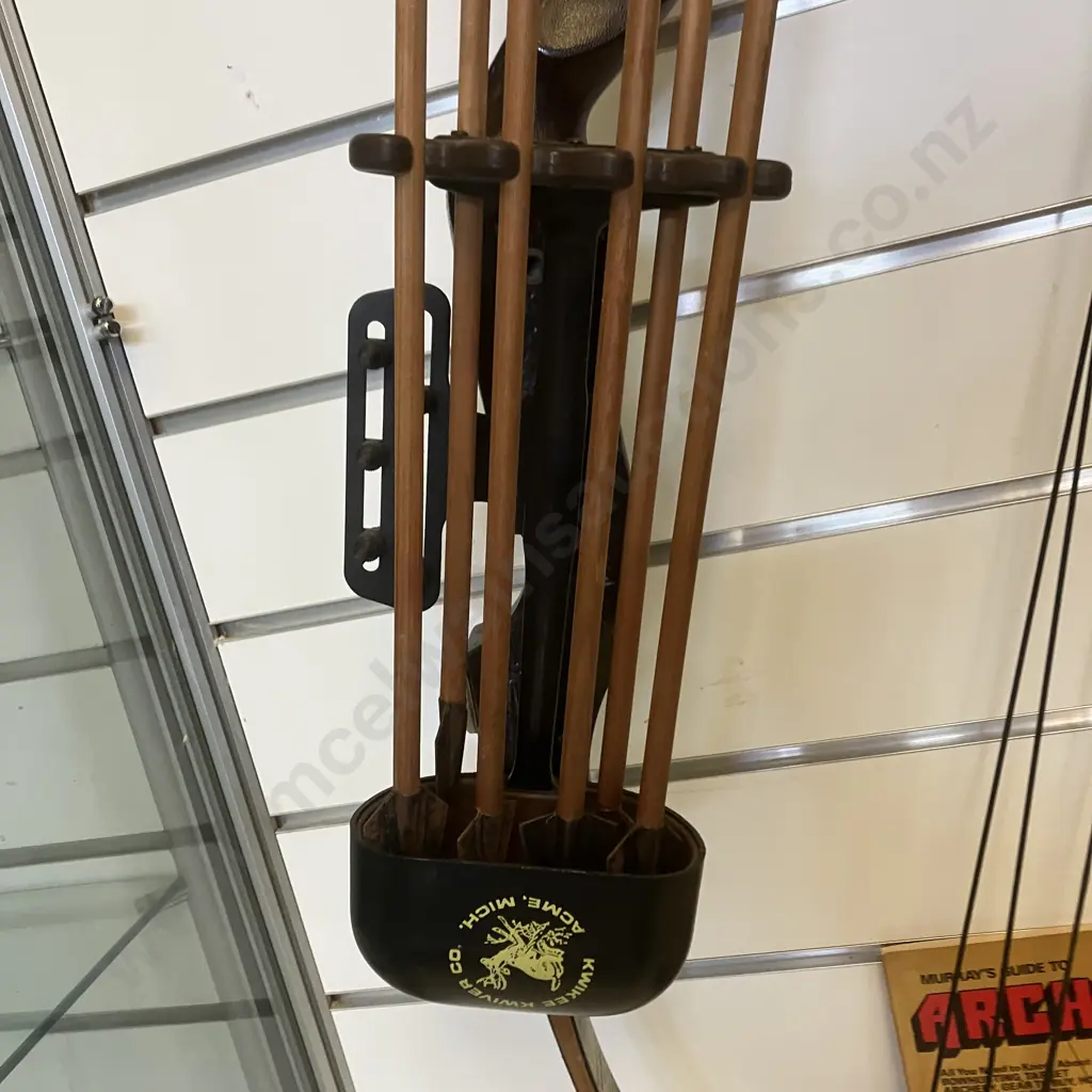 Proline Cyclone II Model 10-250 Compound Bow, Kwikee Kwiver, 6 x Arrows, Murrays Guide To Archery #11, Accessories Image 1++