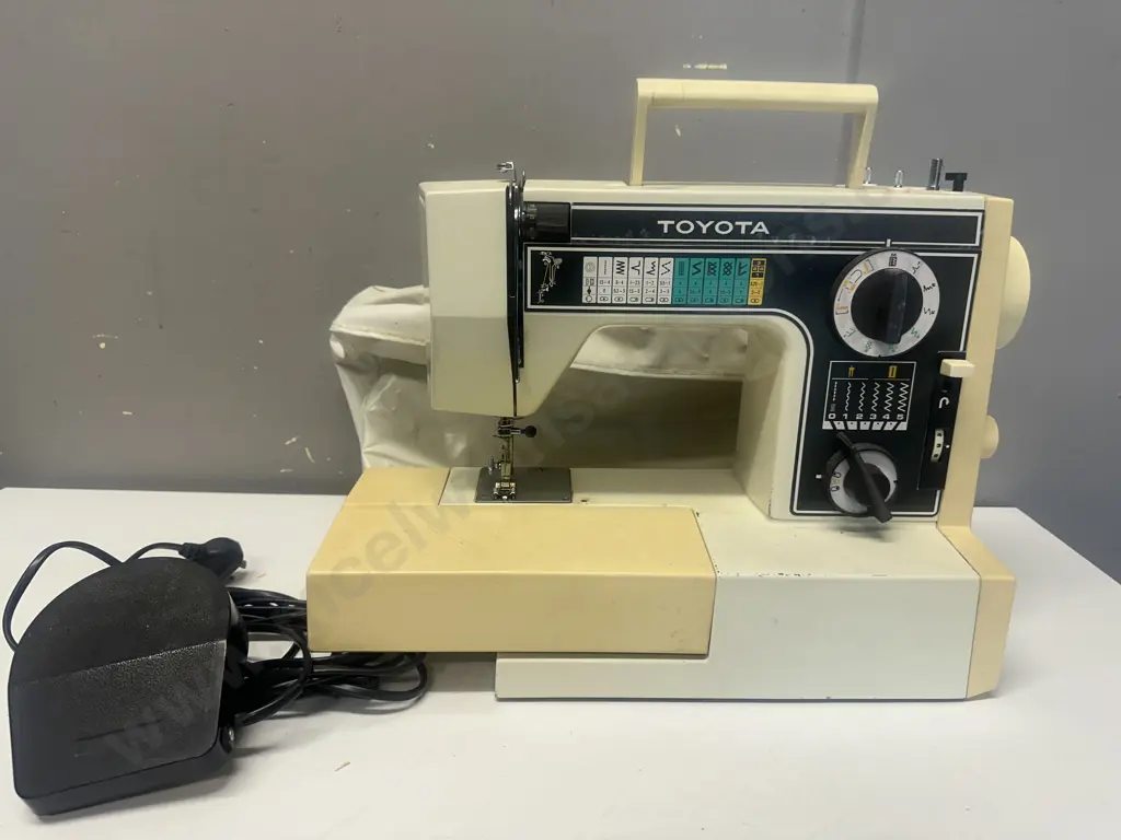 Vintage Toyota Sewing Machine Model 6600 Image 1++
