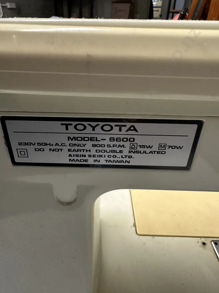 Vintage Toyota Sewing Machine Model 6600 Image 1++