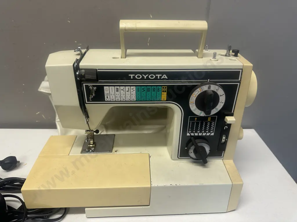 Vintage Toyota Sewing Machine Model 6600 Image 1++