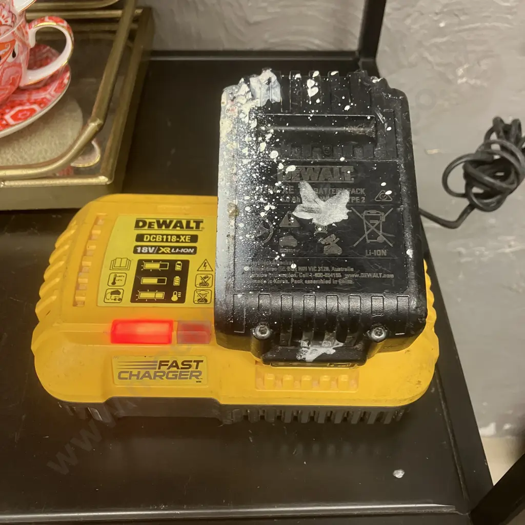 Dewalt DCB118-XE Fast Charger With DeWalt 5.0Ah Battery Image 1++