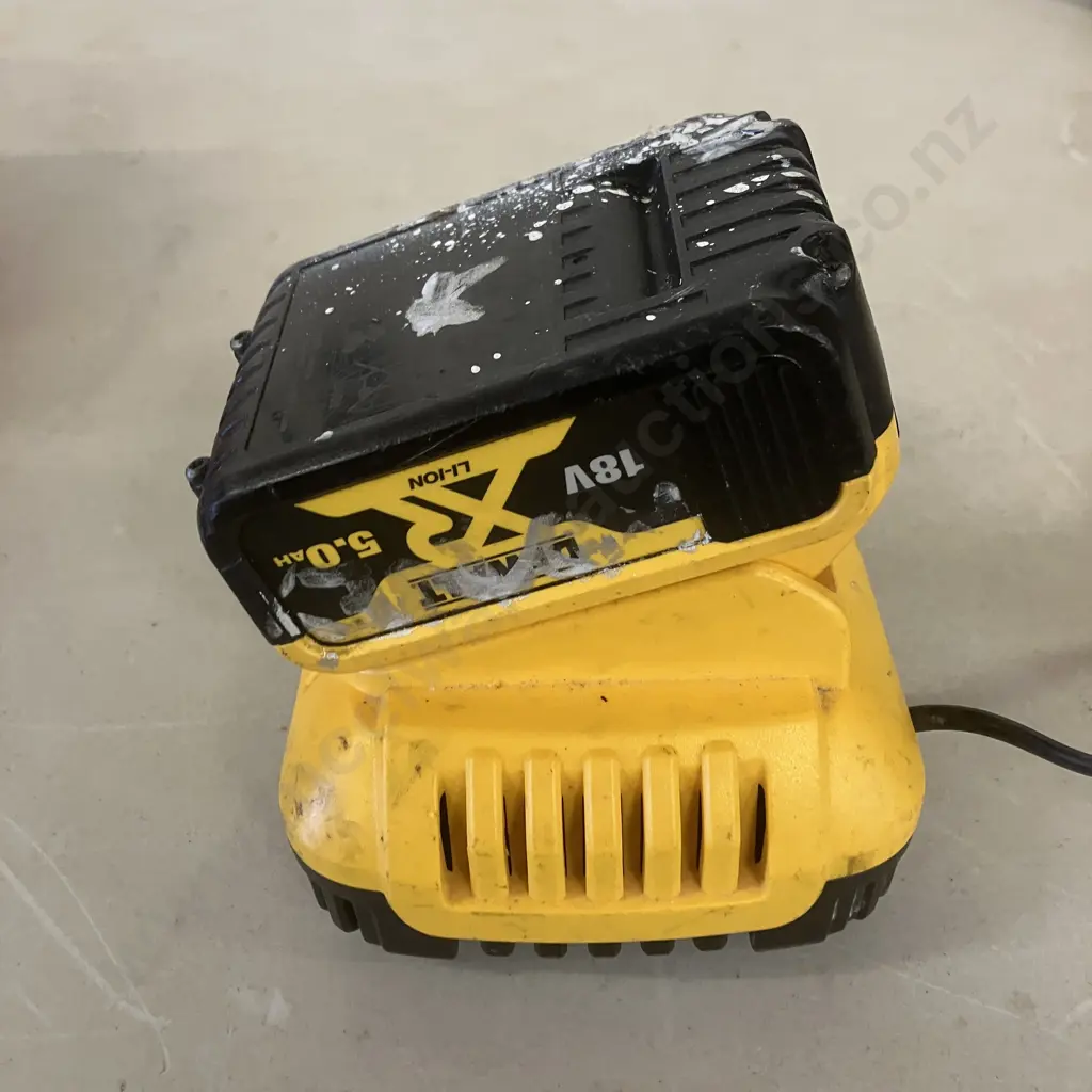 Dewalt DCB118-XE Fast Charger With DeWalt 5.0Ah Battery Image 1++