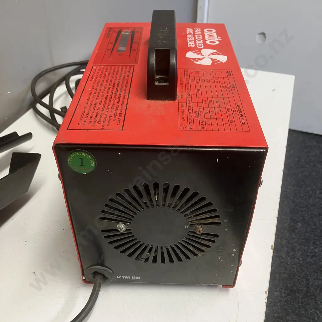 Ozito AWG-964 140 Amp Fan Cooled Arc Welder With A Welding Mask Image 1++