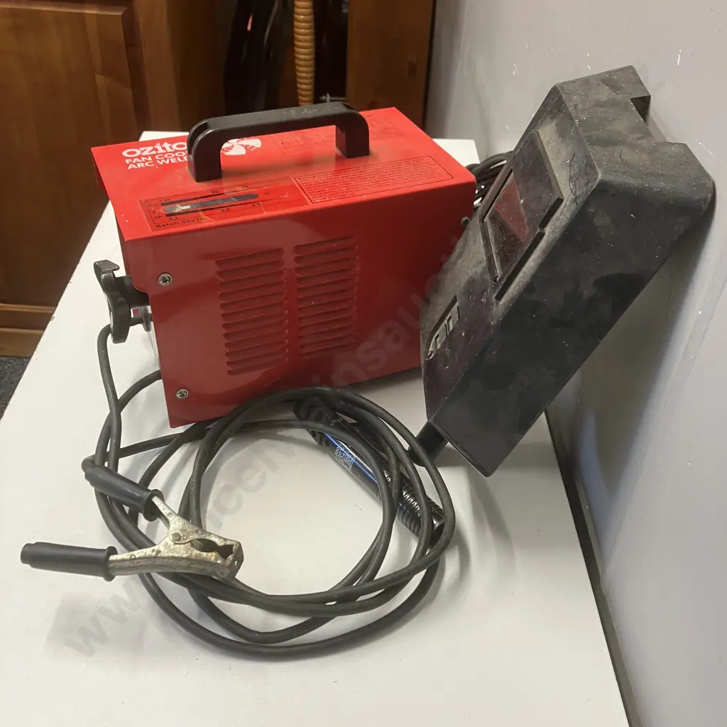 Ozito AWG-964 140 Amp Fan Cooled Arc Welder With A Welding Mask Image 1++