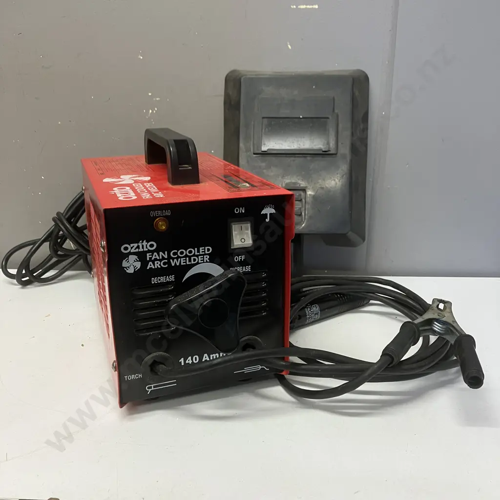 Ozito AWG-964 140 Amp Fan Cooled Arc Welder With A Welding Mask Image 1++