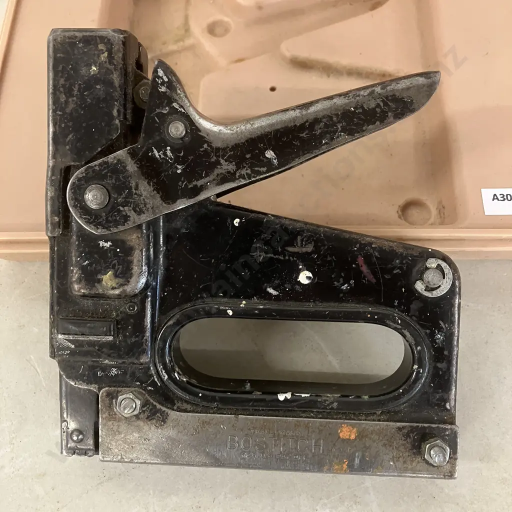 Bostitch (USA) Vintage Staple Gun Model T5 Black Heavy Duty Stapler Tacker With Staples In Moulded Case Image 1++