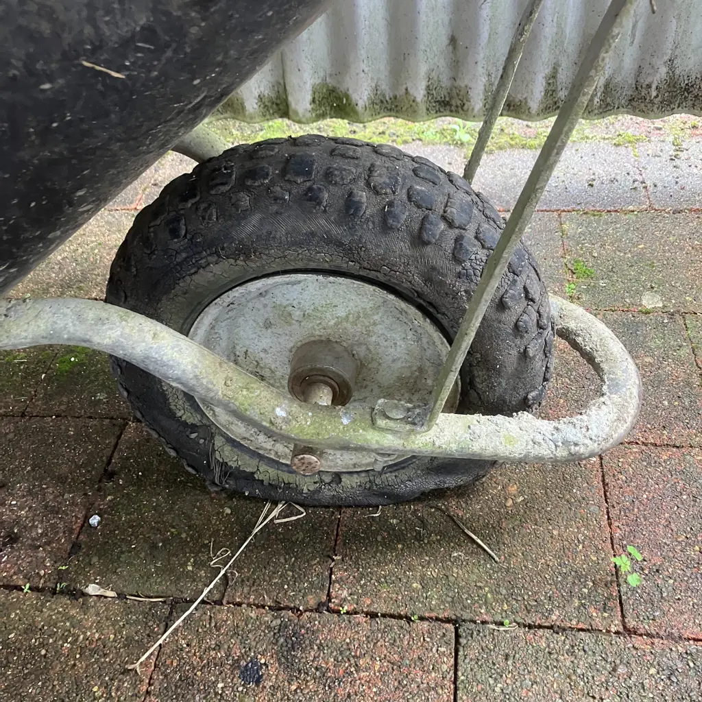 Wheelbarrow With a Black Poly Tray With Pour Lip (Tyre As Found) Image 1++