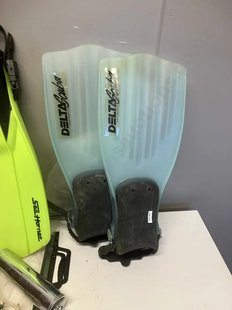 Sea Harvest (Italy) Dive Fins, Delta Scuba Size L Dive Fins, Underwater Torch & Canister Image 1++