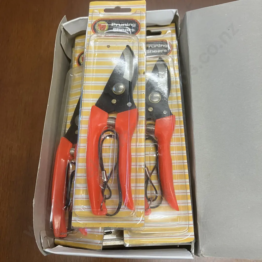 Lot of 12 New Pruning Shears Image 1++