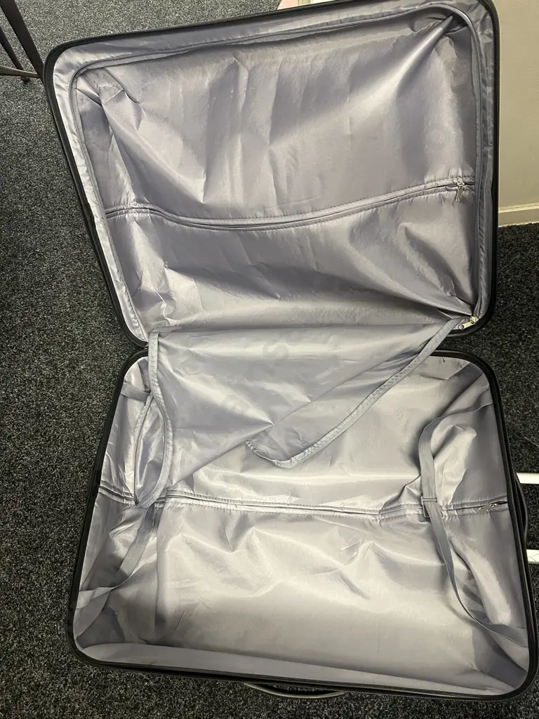 Grey Hardcase Suitcase Retractable Handle On Wheels H75cm. Image 1++