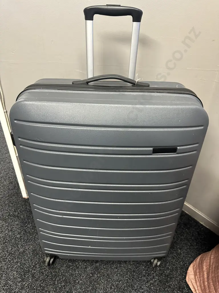 Grey Hardcase Suitcase Retractable Handle On Wheels H75cm. Image 1++
