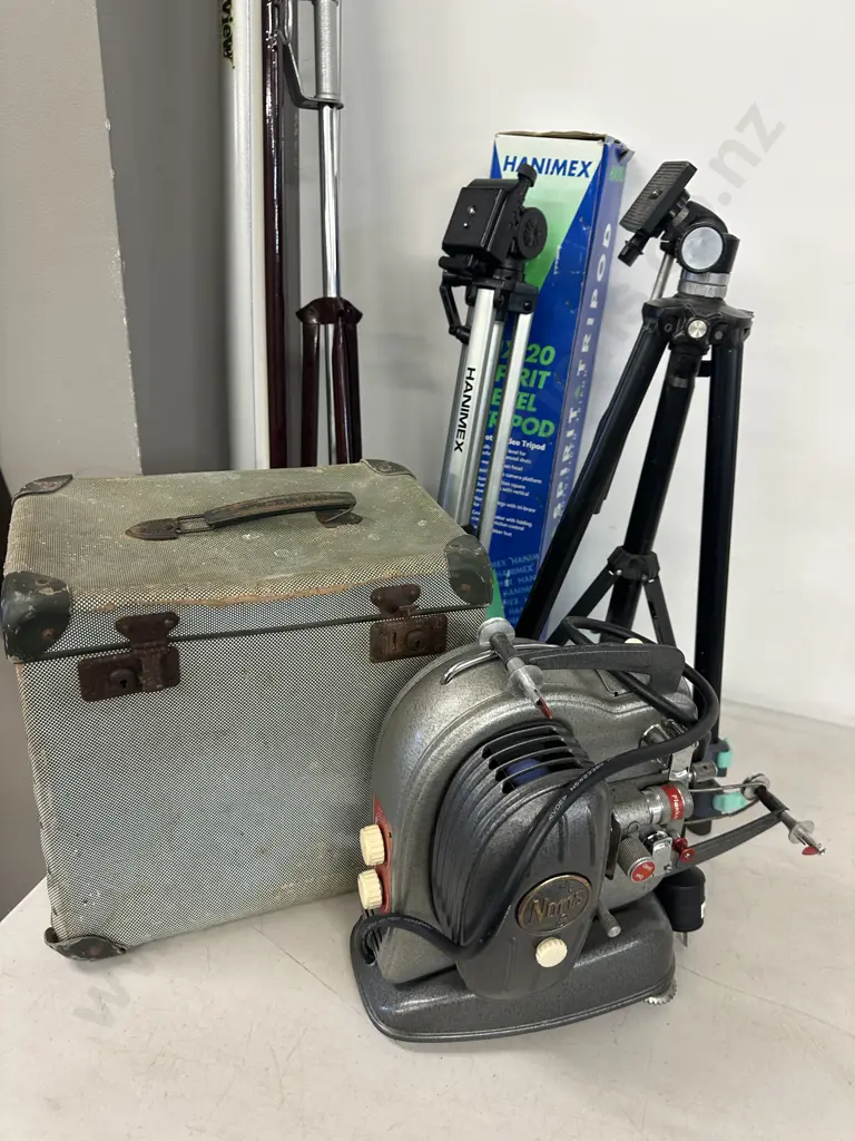 Vintage Norris Projector, Case, Vistavie Screen & Tripods  Image 1++