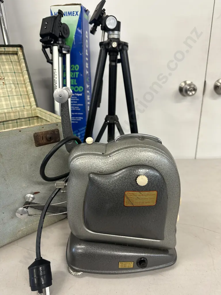 Vintage Norris Projector, Case, Vistavie Screen & Tripods  Image 1++