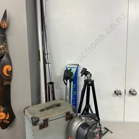 Vintage Norris Projector, Case, Vistavie Screen & Tripods 