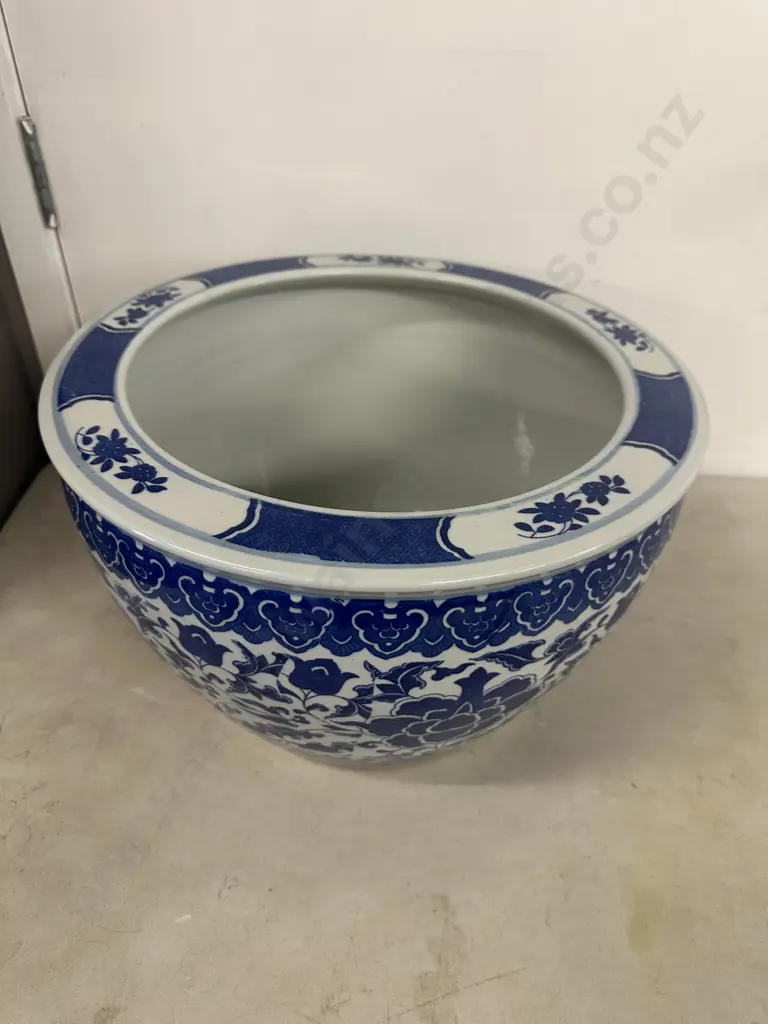Vintage Chinese Round Porcelain Planter Pot H26,Dia41cm. Image 1++