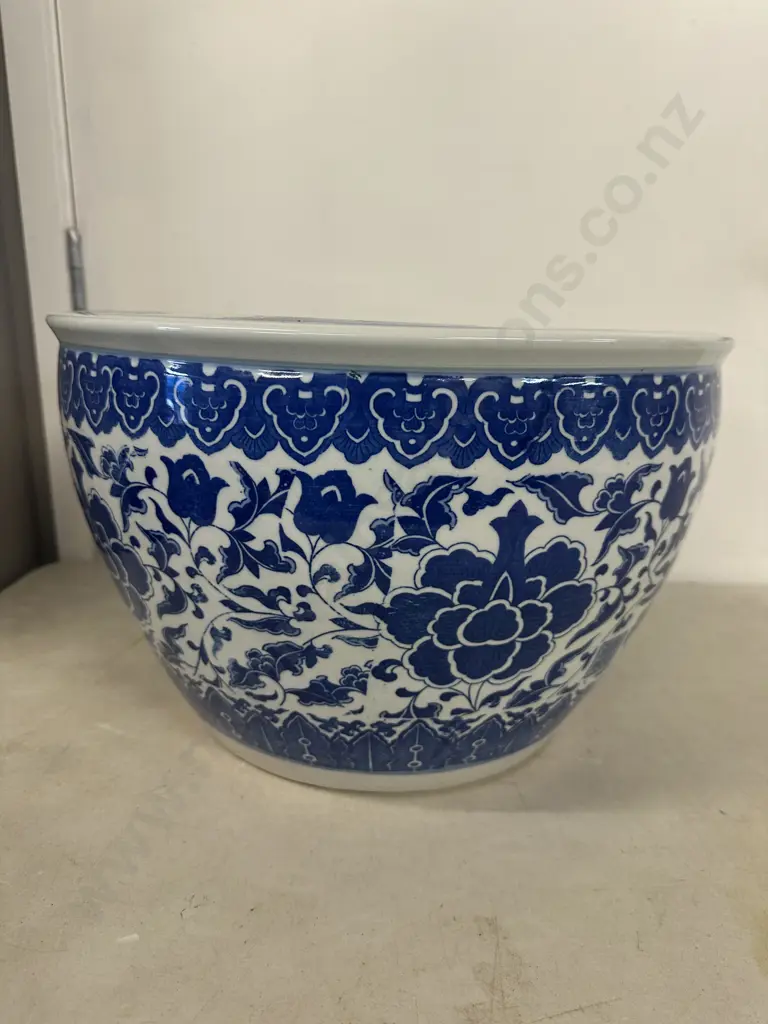 Vintage Chinese Round Porcelain Planter Pot H26,Dia41cm. Image 1++