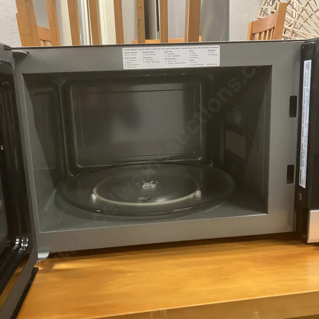 Panasonic Inverter Microwave Oven Model NN-ST665B, Black Image 1++