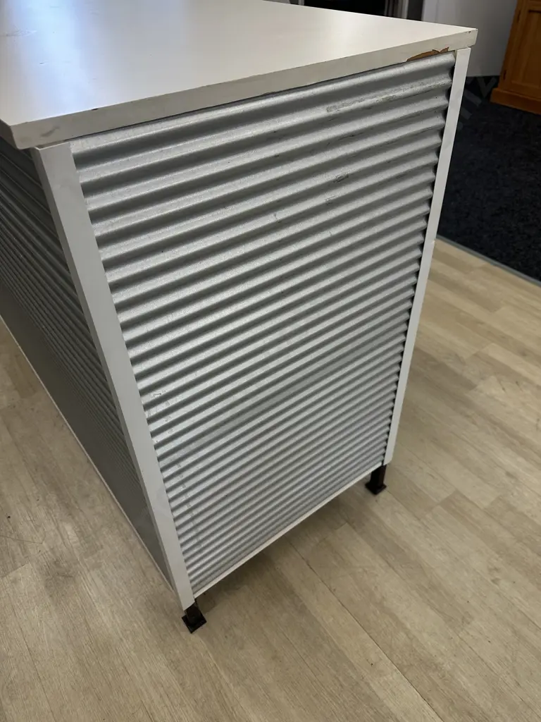 Rectangular Bar Unit Corrugated Iron & White Top H99,W150,D60cm. Image 1++