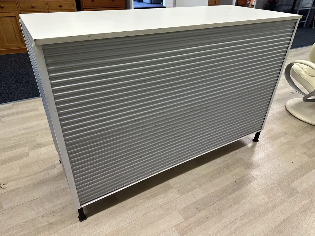 Rectangular Bar Unit Corrugated Iron & White Top H99,W150,D60cm. Image 1++