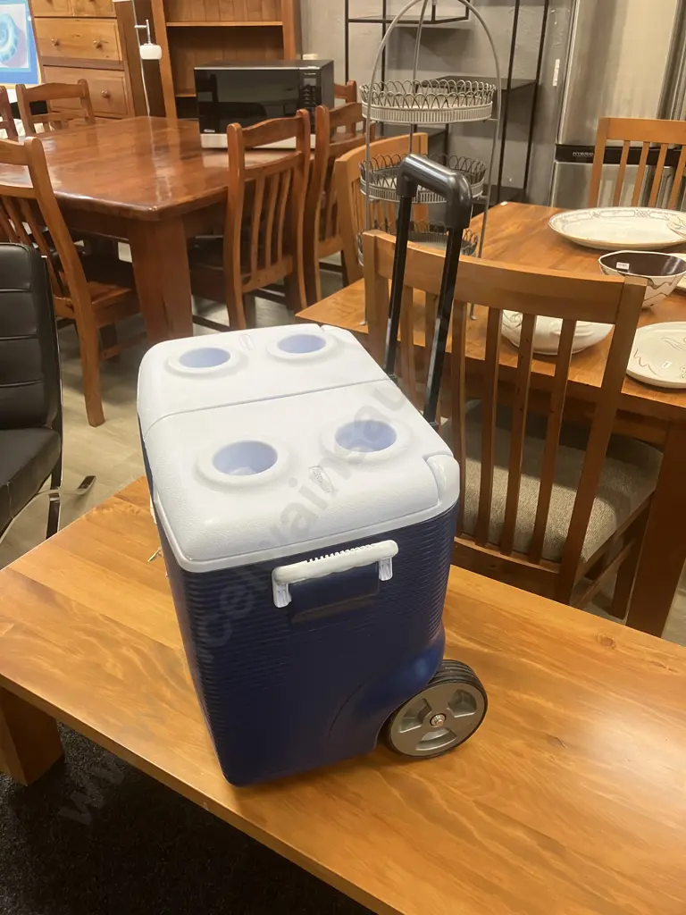Rubbermaid 42.6L Chilly Bin, With Wheels & Retractable Handle Image 1++