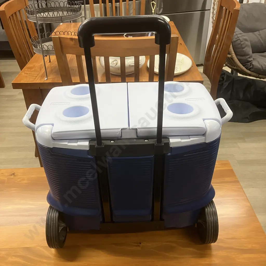 Rubbermaid 42.6L Chilly Bin, With Wheels & Retractable Handle Image 1++