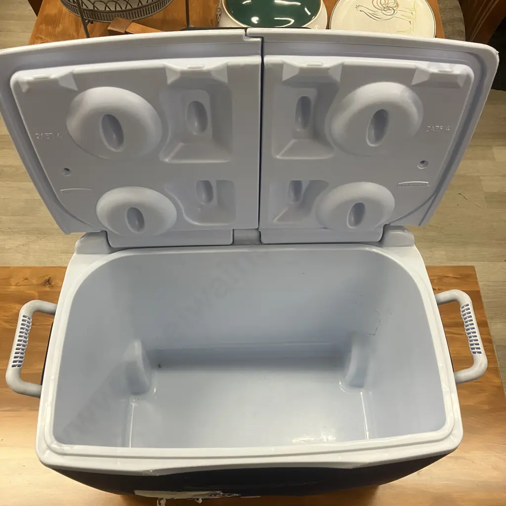 Rubbermaid 42.6L Chilly Bin, With Wheels & Retractable Handle Image 1++