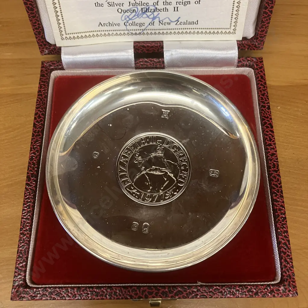 Hallmarked Sterling Silver Dish With 1977 Queen Elizabeth Jubilee Crown Coin Inset  - Roberts & Dore London Image 1++