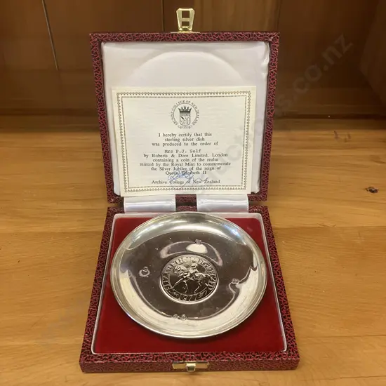 Hallmarked Sterling Silver Dish With 1977 Queen Elizabeth Jubilee Crown Coin Inset  - Roberts & Dore London
