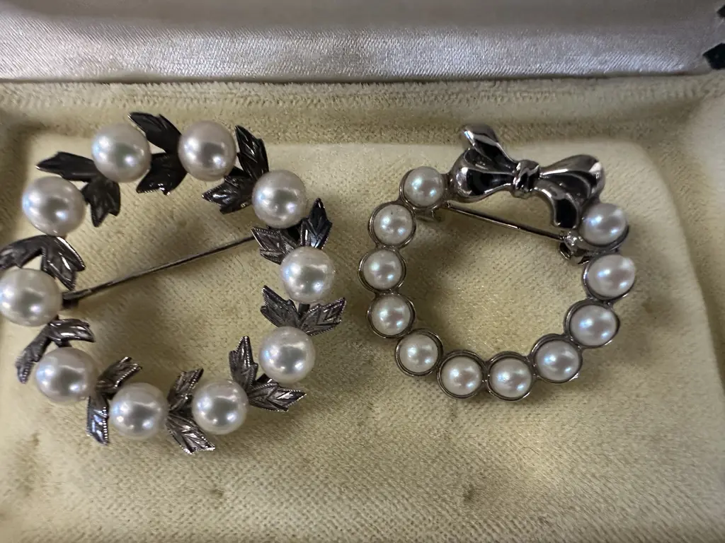Pair Of Vintage Brooches Pearl Detail. Image 1++