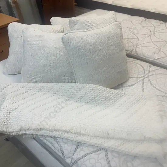 Cream Cushions x6 & Cream Throw