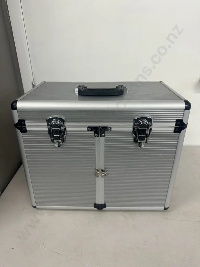 Hairdressing/Make-Up Case With Key And Hot Rollers, Brushes Etc Image 1++