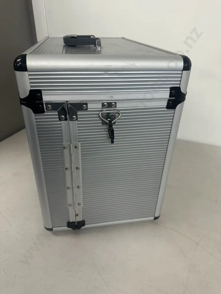 Hairdressing/Make-Up Case With Key And Hot Rollers, Brushes Etc Image 1++