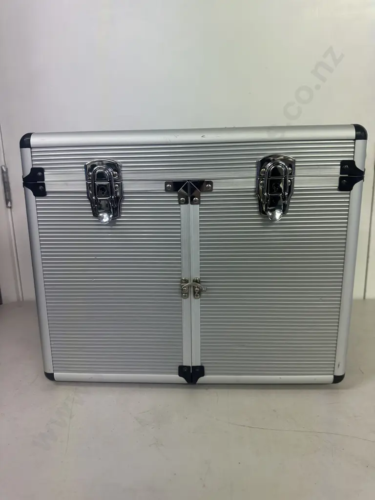 Hairdressing/Make-Up Case With Key And Hot Rollers, Brushes Etc Image 1++