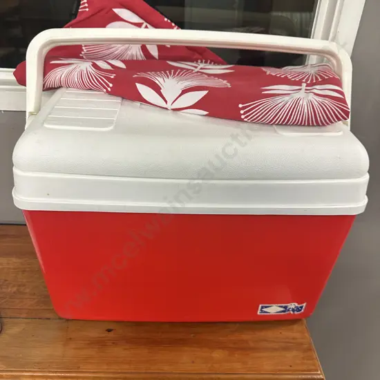 Red & White Willow Chilly Bin With Ladelle Pohutakawa Table Cloth