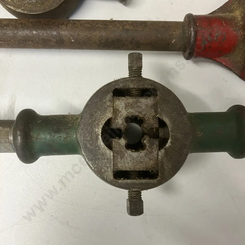 Assorted Large Pipe Threading Gear Image 1++