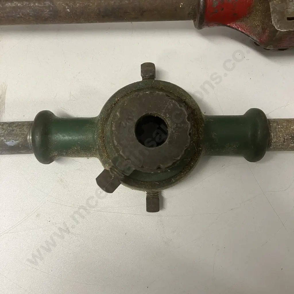 Assorted Large Pipe Threading Gear Image 1++