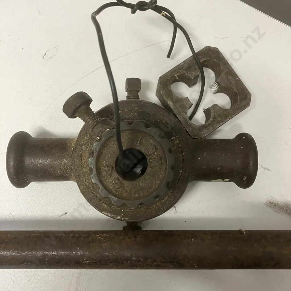 Assorted Large Pipe Threading Gear Image 1++
