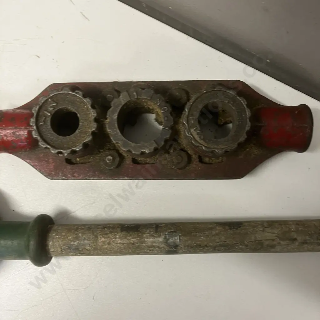 Assorted Large Pipe Threading Gear Image 1++