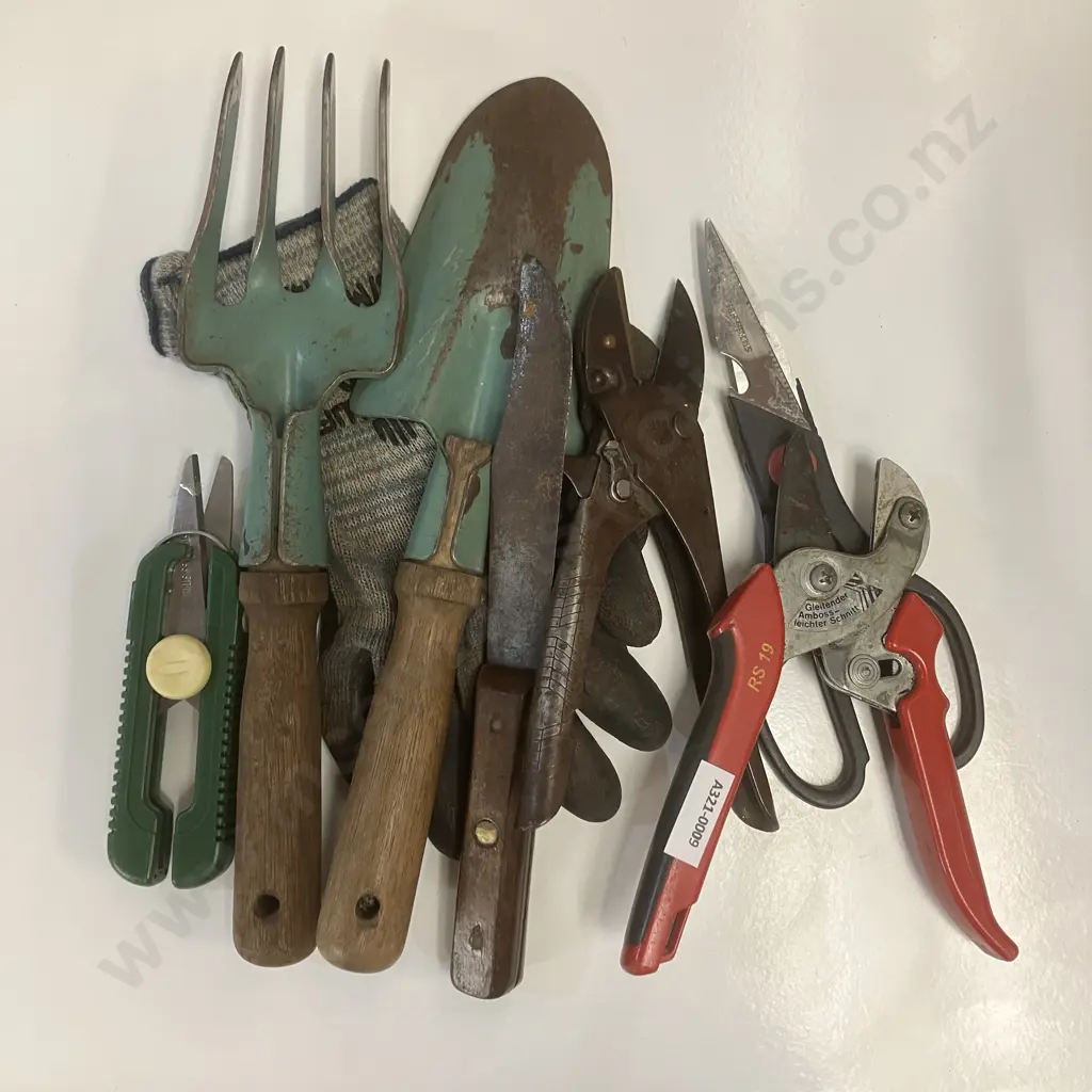 Assorted Garden Handtools Image 1++