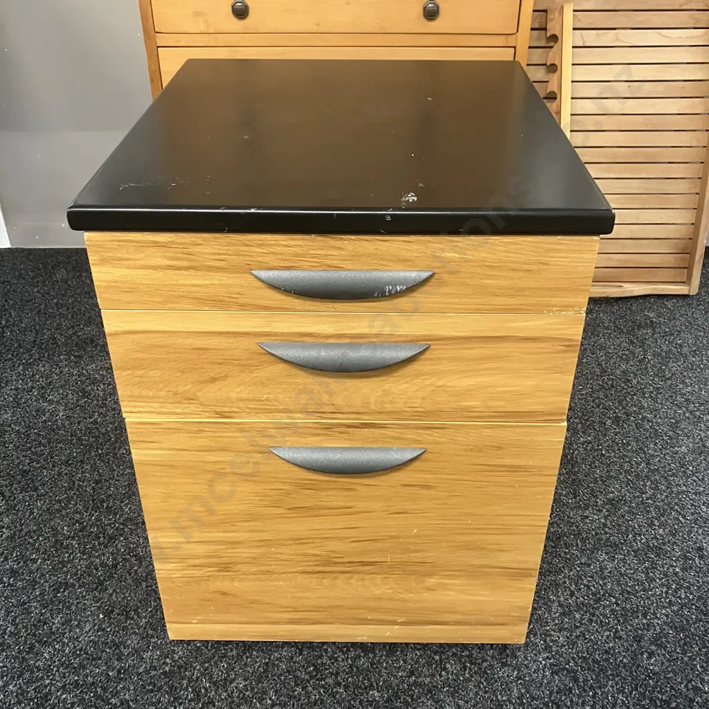 Mobile Filer - 3 Drawer. H62 W48 D53cm Image 1++