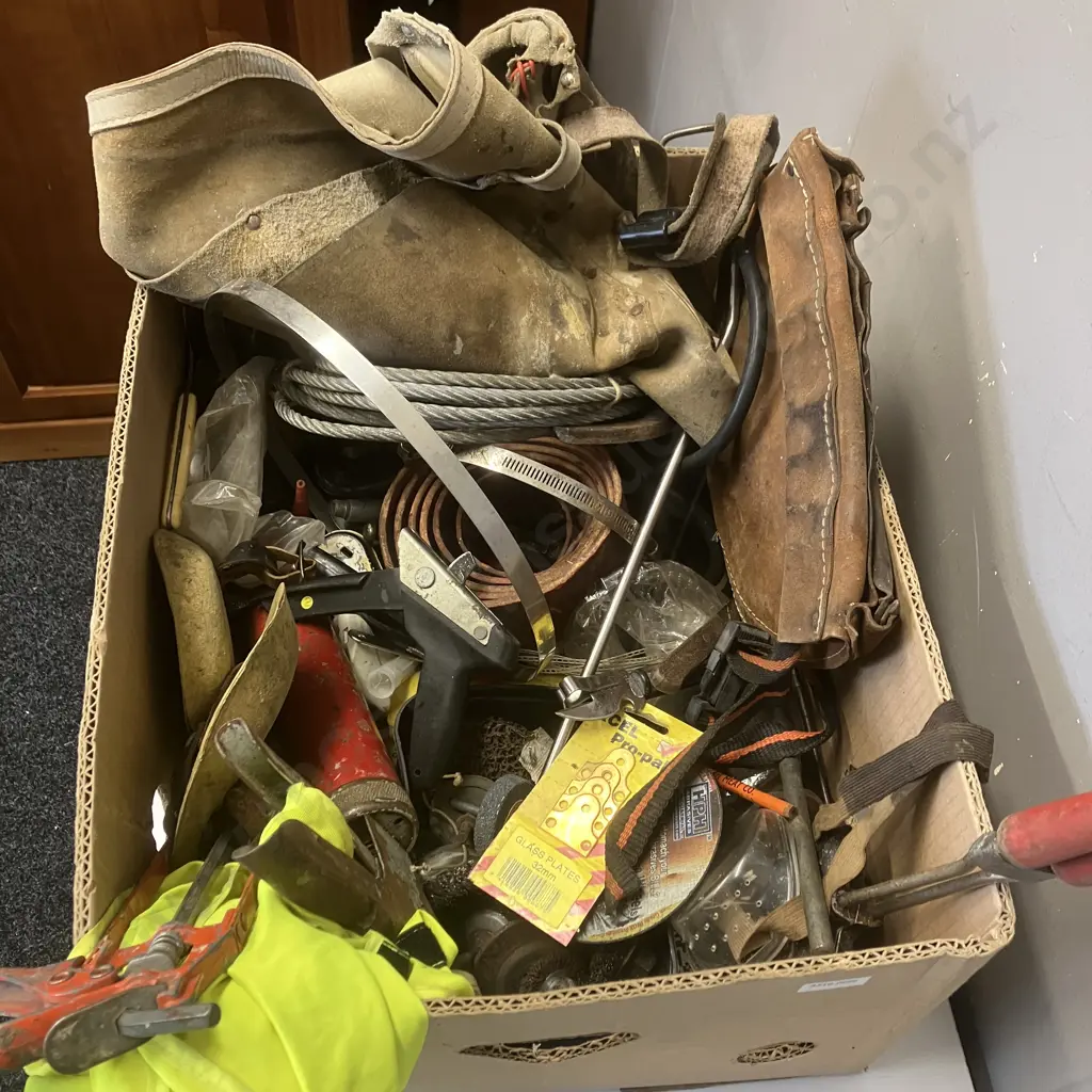 Box lot Wire Rope, Builders Aprons, Polishing Gear Etc Image 1++