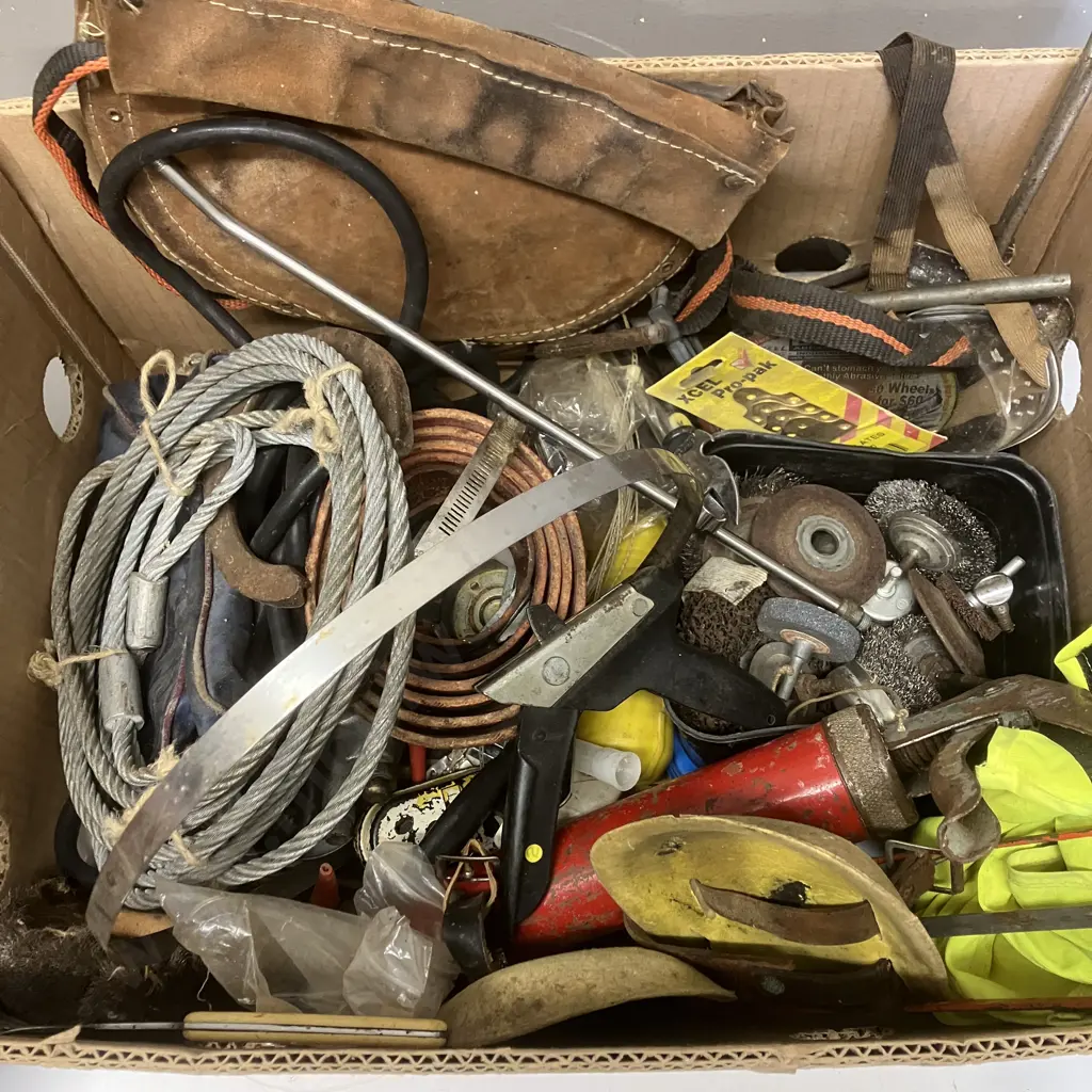 Box lot Wire Rope, Builders Aprons, Polishing Gear Etc Image 1++
