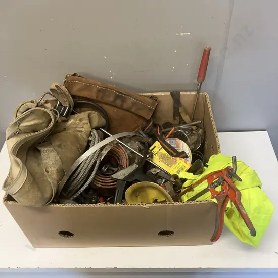 Box lot Wire Rope, Builders Aprons, Polishing Gear Etc