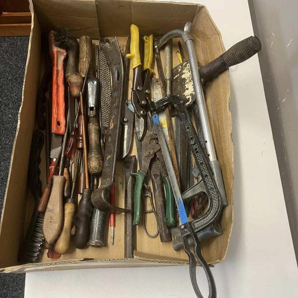 Box lot Files, Chisels, Saws Etc Image 1++