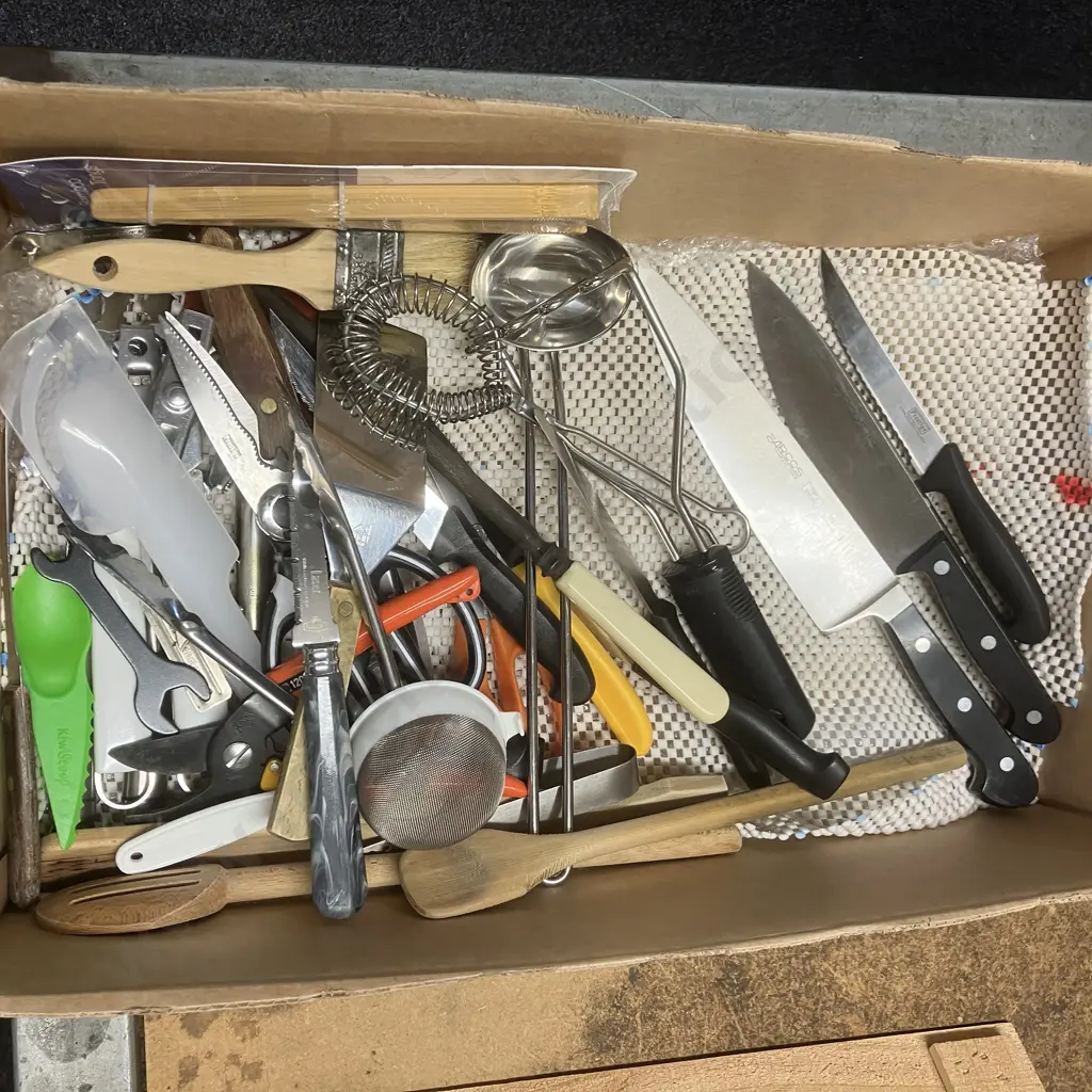 Box Lot Kitchenware, Knives Etc Image 1++