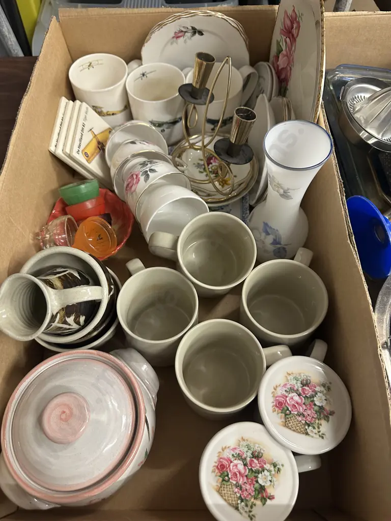 Box Lot China & Pottery Items Image 1++