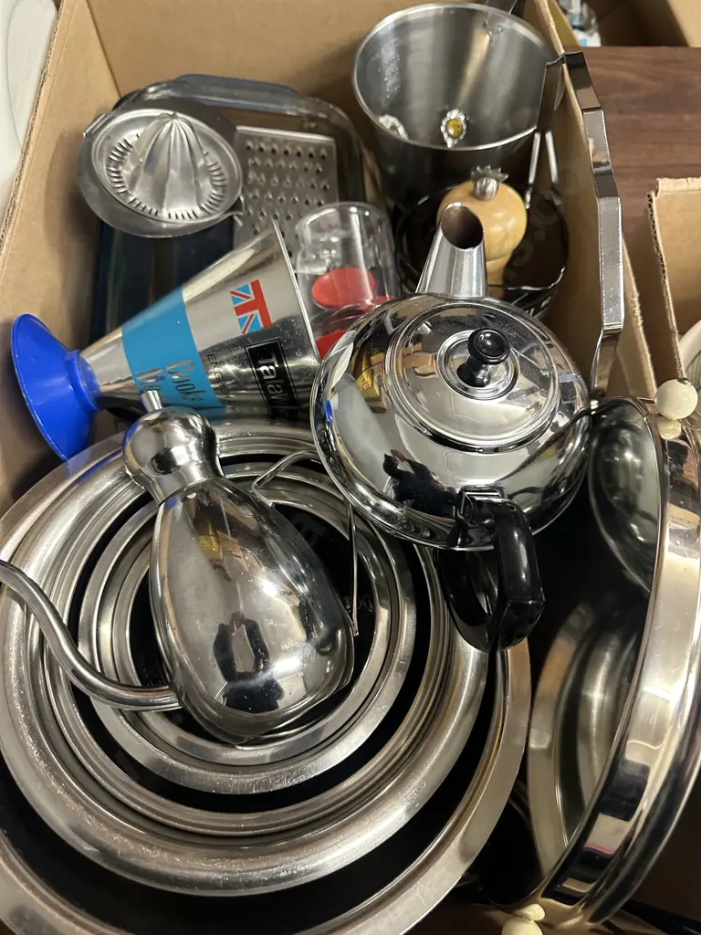 Box Lot Bakeware Items Including Mixing Bowls Etc Image 1++