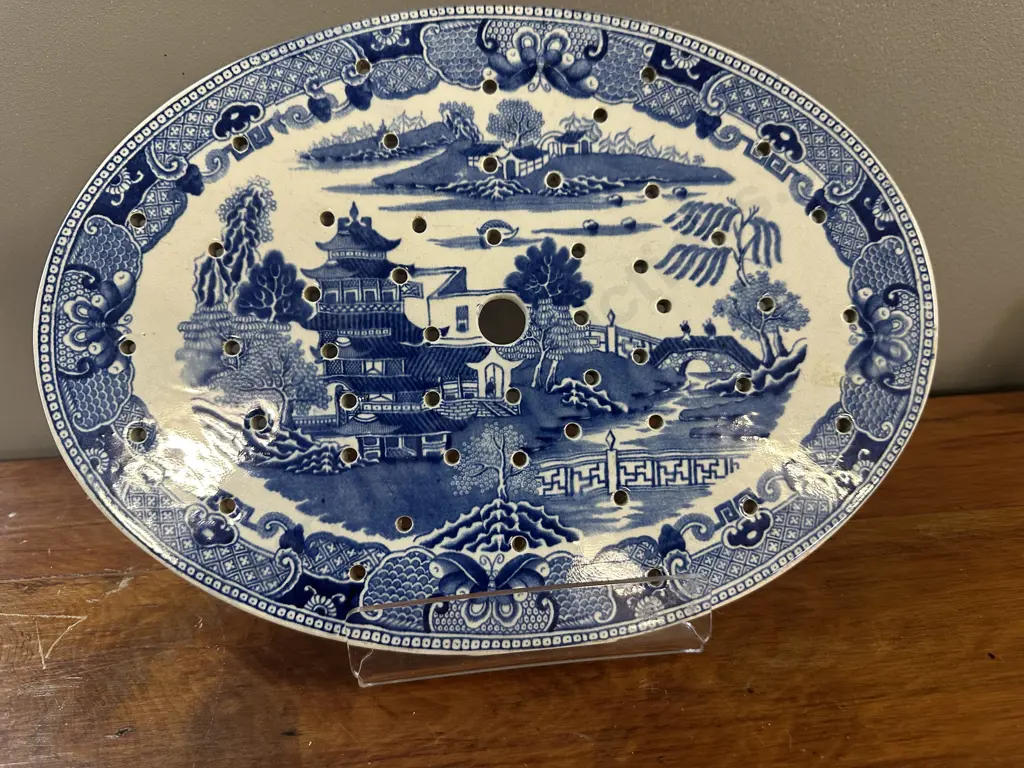 Antique Blue & White Ceramic Willow Meat Drainer H23.5,W33cm. Image 1++